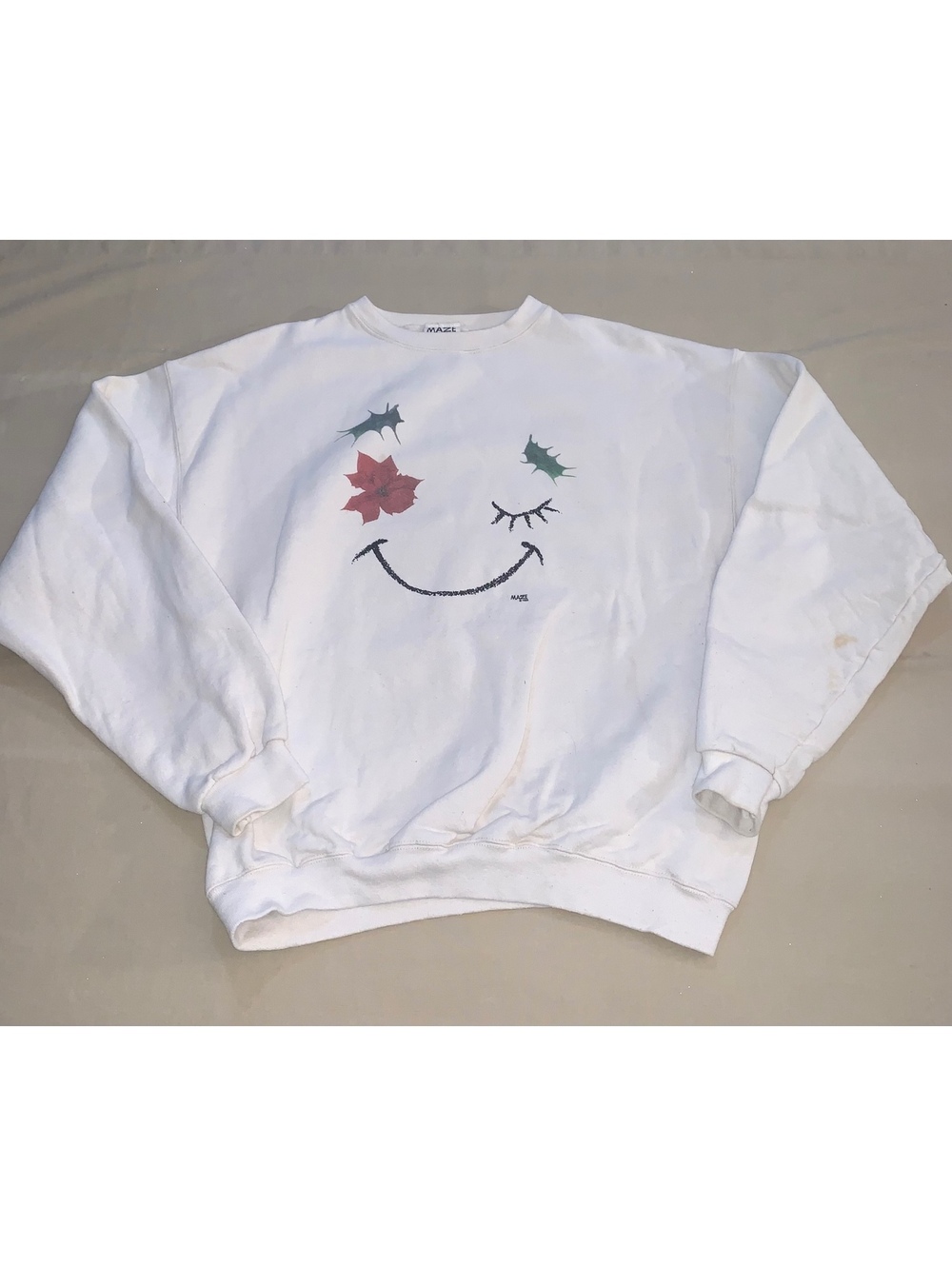 Maze white sweatshirt smiley face leaf graphic size M